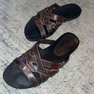 D Thom McAn Leather Sandals Womens 7 Slide Slip On  Straps flex sole Flats Brown